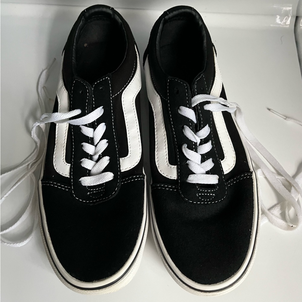 Vans Old Skool Low Top Sneakers (size 8)